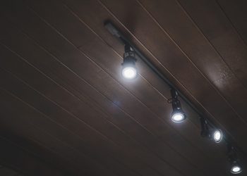 Quais as diferenças entre forro lambril e forro ripado?